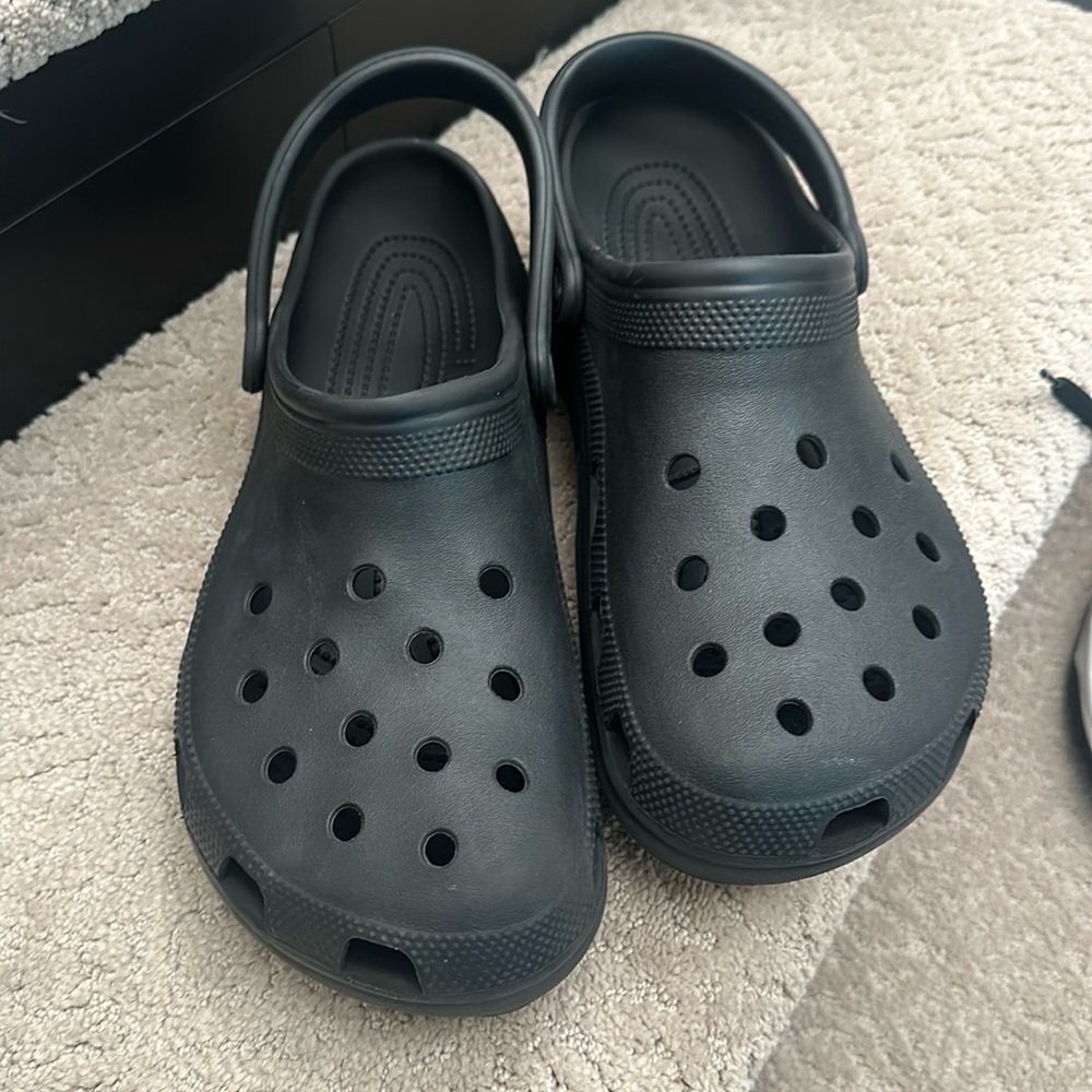 CROCS- black men’s size 11